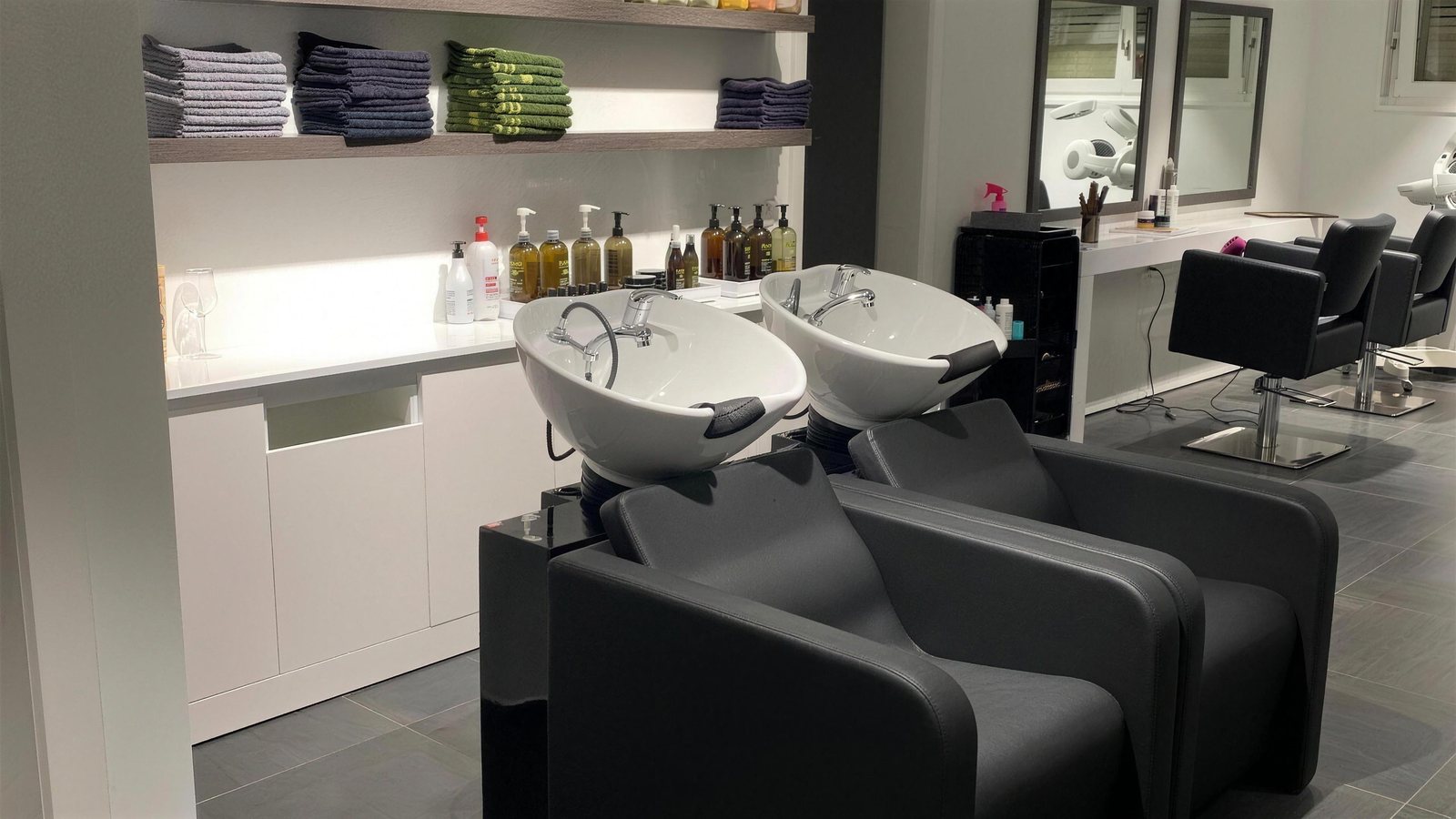 Bacs à shampooing du salon Fémina Coiffure, lumière dorée