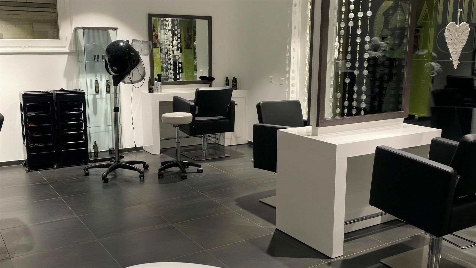 Gros plan sur une mise en forme au fer à Fémina Coiffure