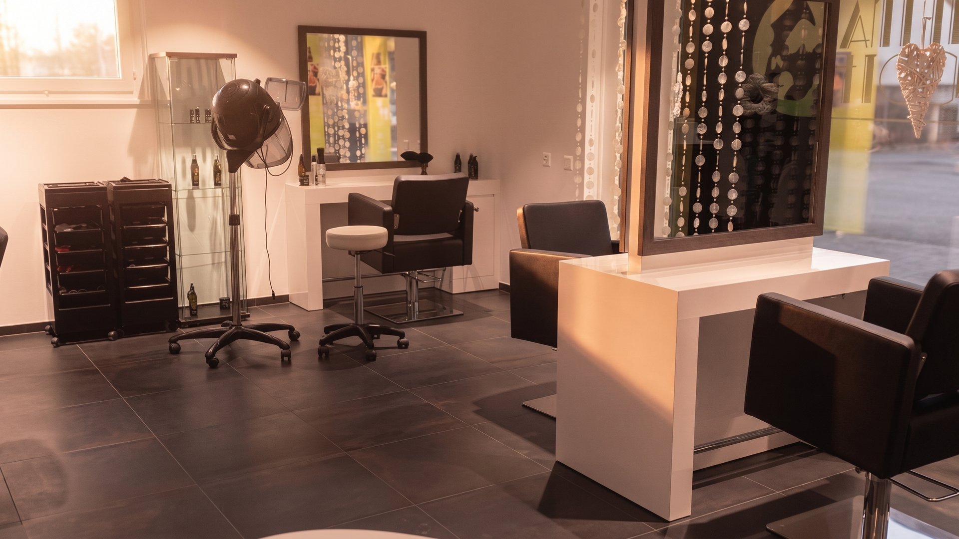 Coiffeuse travaillant une mise en forme dans le salon Fémina Coiffure à Sierre